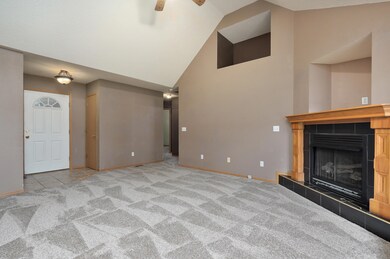 977 S Hedge Dr-4