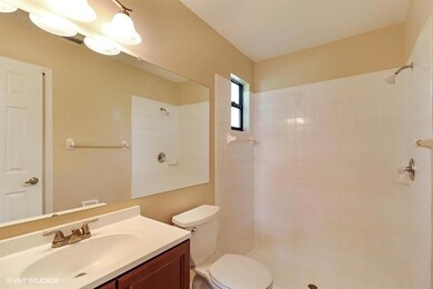 08_2417SWMercerStreet_13_MasterBathroom_