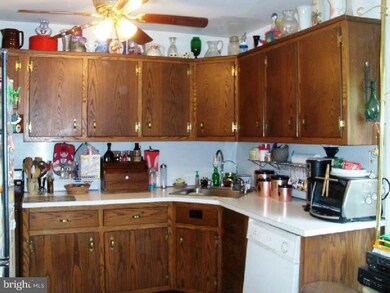 585 Manatawny St, Pottstown, PA 19464 - photo 5