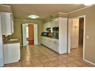 12204 Camelot Dr, Oklahoma City, OK 73120 - photo 4