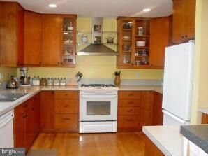 10704 Almond St, Fairfax, VA 22032 - photo 2