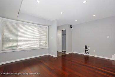(3) LIVING ROOM