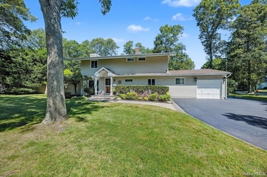 1 Deepdale Dr, ComMacK, NY 11725 - photo 2