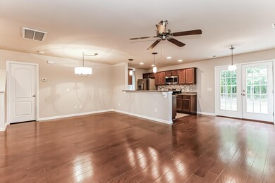 1006275.157 Coosawatchie Street - Living