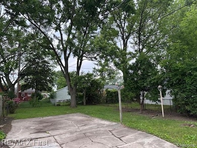 24707 Saxony Ave, Eastpointe, MI 48021 - photo 5