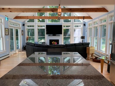 KIT OPEN TO FAMILY ROOM