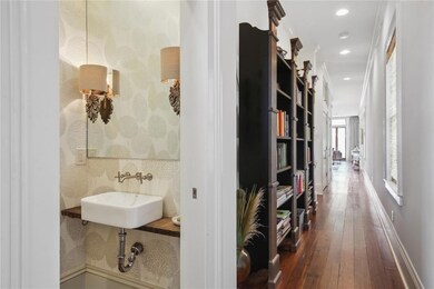 ELEGANT POWDER ROOM