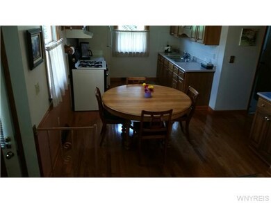 Kitchen Plenty of room for an expandable table