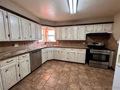 821 S 13th St, McAlester, OK 74501 - photo 4