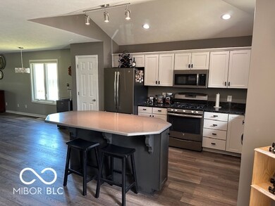 5204 E Hyde Ct, Columbus, IN 47203 - photo 3