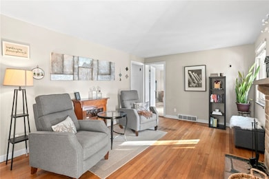 977 Crest Ln, Carnegie, PA 15106 - photo 3