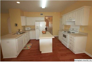 Spacious kitchen w/ island