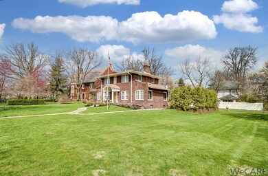 Corner lot with privacy trees