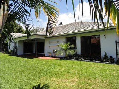 9711 N Oak Knoll Cir, Davie, FL 33324 - photo 2