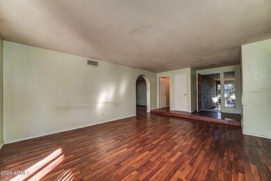 107-FrontRoom_4