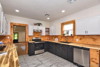 Hello kitchen with plenty of room! Tons of counter
