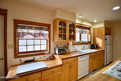 953 Douglas Ct, Schenectady, NY 12309 - photo 6