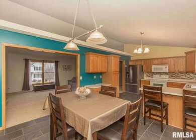 6141 N Thornwood Ave, Davenport, IA 52806 - photo 7