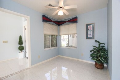 7 Breakfast Nook between Entry and Kitch