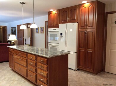 938 Douglas Ct, Schenectady, NY 12309 - photo 3