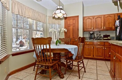 Breakfast area. Fresh paint!