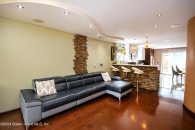 472 Dongan Hills Ave, Staten Island, NY 10305 - photo 3