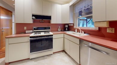 120 Barrymore Blvd, Franklin Square, NY 11010 - photo 6