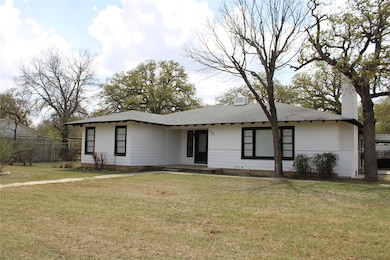 View of front facade featuring a front lawn and a 