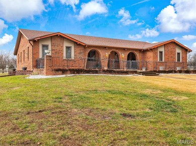 Ranch-style house with a front yard