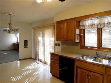 233 SW Seagull Ct, Lees Summit, MO 64082 - photo 4