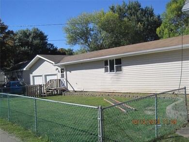 921 S 5th Ave E, Newton, IA 50208 - photo 2