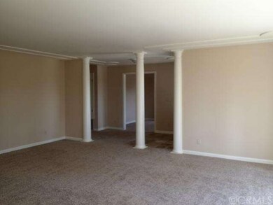Living room, Tuscan columns