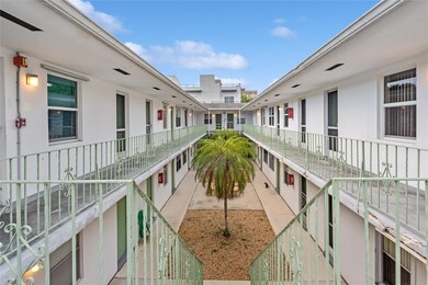 Atrium courtyard just blocks to downtown Hollywood