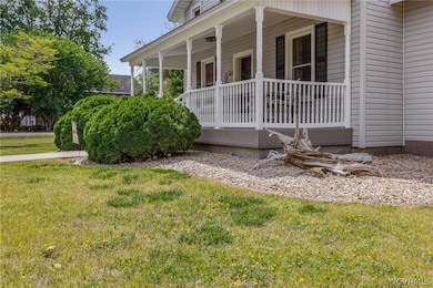 View of front facade featuring a front lawn and co