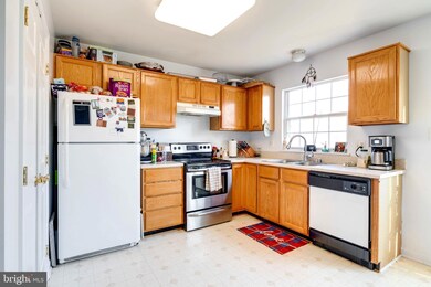 1754 Tiger Lily Cir, Woodbridge, VA 22192 - photo 6