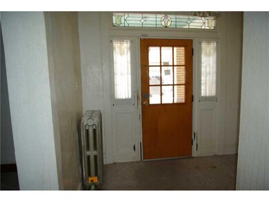 Entry/Foyer.