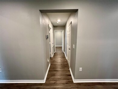 Hallway to laundry and Bedroom4