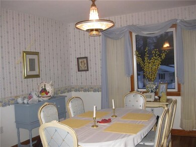 Formal dining room....lovely curtains!