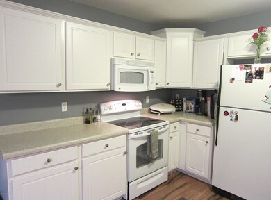 8806 Maple Rd, Louisville, KY 40229 - photo 4