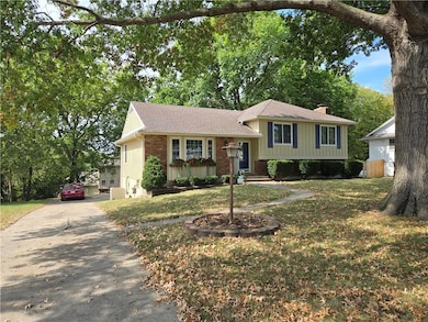 8400 Willow Way, Raytown, MO 64138 - photo 3