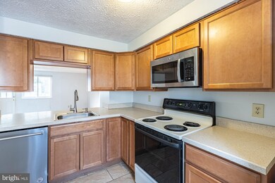 8480 Lazy Creek Ct, Springfield, VA 22153 - photo 4