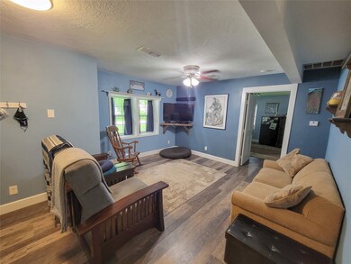 214 N 1st St, Alvin, TX 77511 - photo 4