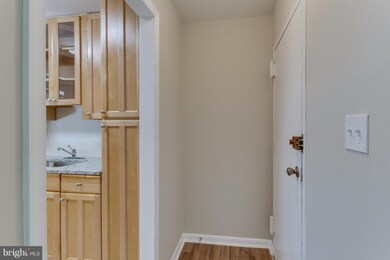 3901 Lyndhurst Dr unit 102, Fairfax, VA 22031 - photo 6