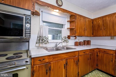 101 S Whissen St, Edinburg, VA 22824 - photo 4