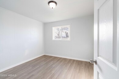 306 E A St Granger WA 98932-30