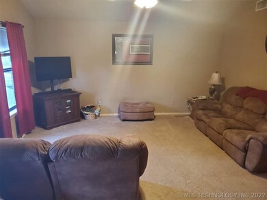 812 S Taft Ave, Okmulgee, OK 74447 - photo 2