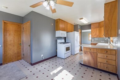 3310 W 17th St, Davenport, IA 52804 - photo 6