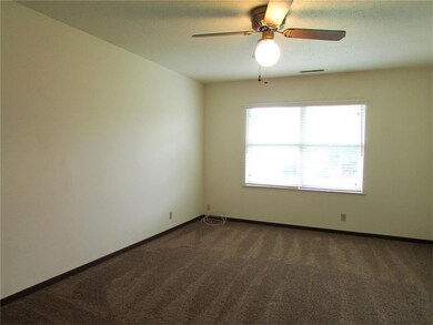 4002 Lexington Dr NE unit C, Cedar Rapids, IA 52402 - photo 7