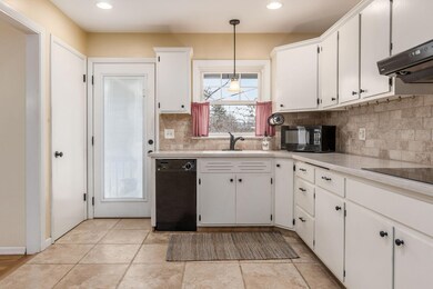 975 Meadowview Dr, Columbus, OH 43224 - photo 2