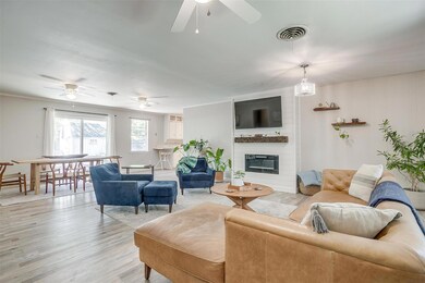 641 Forest Ln, Hurst, TX 76053 - photo 3